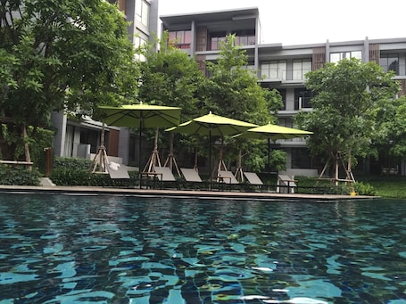 Outdoor pool, pool umbrellas, sun loungers