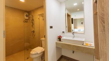 Superior Premier | Bathroom | Shower, free toiletries, towels