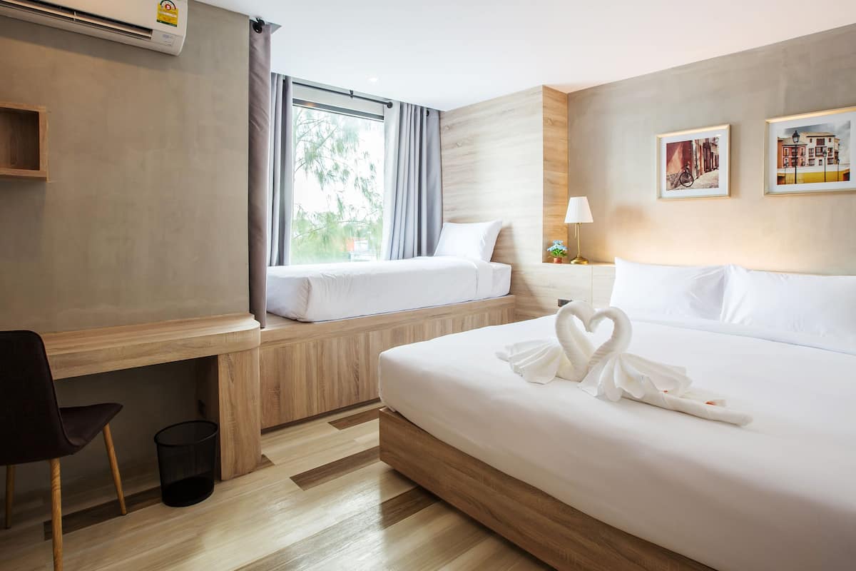 deluxe triple room | desk, free wifi