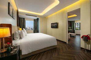 Zimmer (Grand Suite with Balcony (King)) | Minibar, Zimmersafe, Schreibtisch, laptopgeeigneter Arbeitsplatz