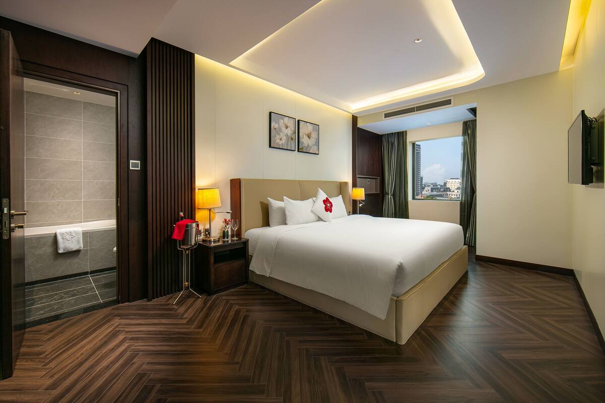 Grand Suite with Balcony (King) | Minibar, in-room safe, desk, laptop workspace