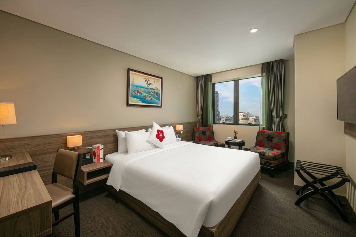 Hanoi Suite (King) | Minibar, in-room safe, desk, laptop workspace