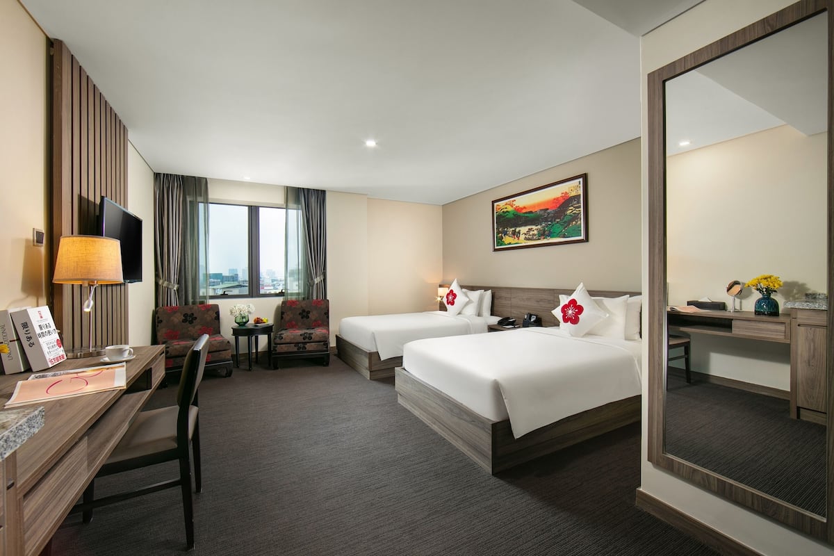 Deluxe Twin Room | Minibar, in-room safe, desk, laptop workspace