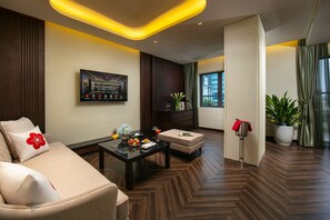 غرفة (Grand Suite with Balcony (King)) | منطقة المعيشة | تلفزيون إل سي دي