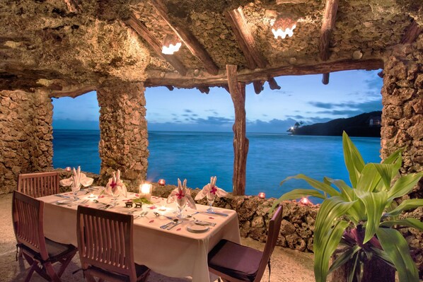 Breakfast, lunch, dinner served; international cuisine  - Savasi Island Resort (Savusavu)