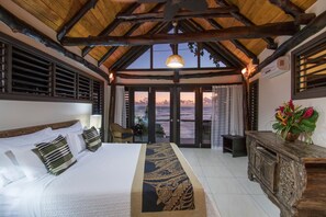 Ropa de cama de alta calidad y caja de seguridad en la habitación 