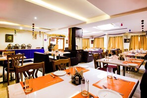 S'hi serveixen plats de cuina internacional 