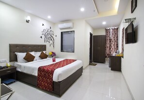 Standard Double or Twin Room, Private Bathroom | In-room safe, desk, free WiFi