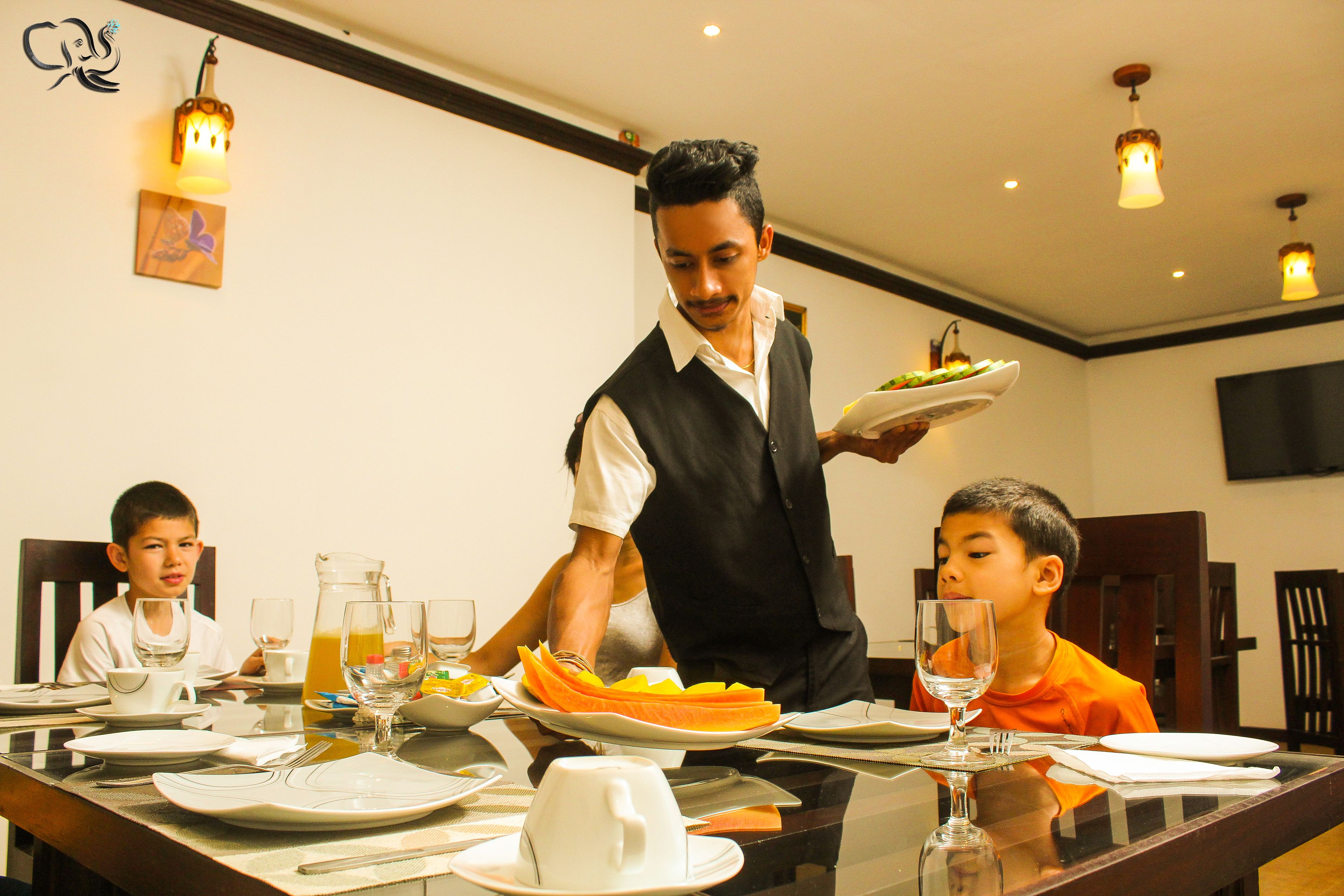 Tägliches kontinentales Frühstück (4 USD pro Person)