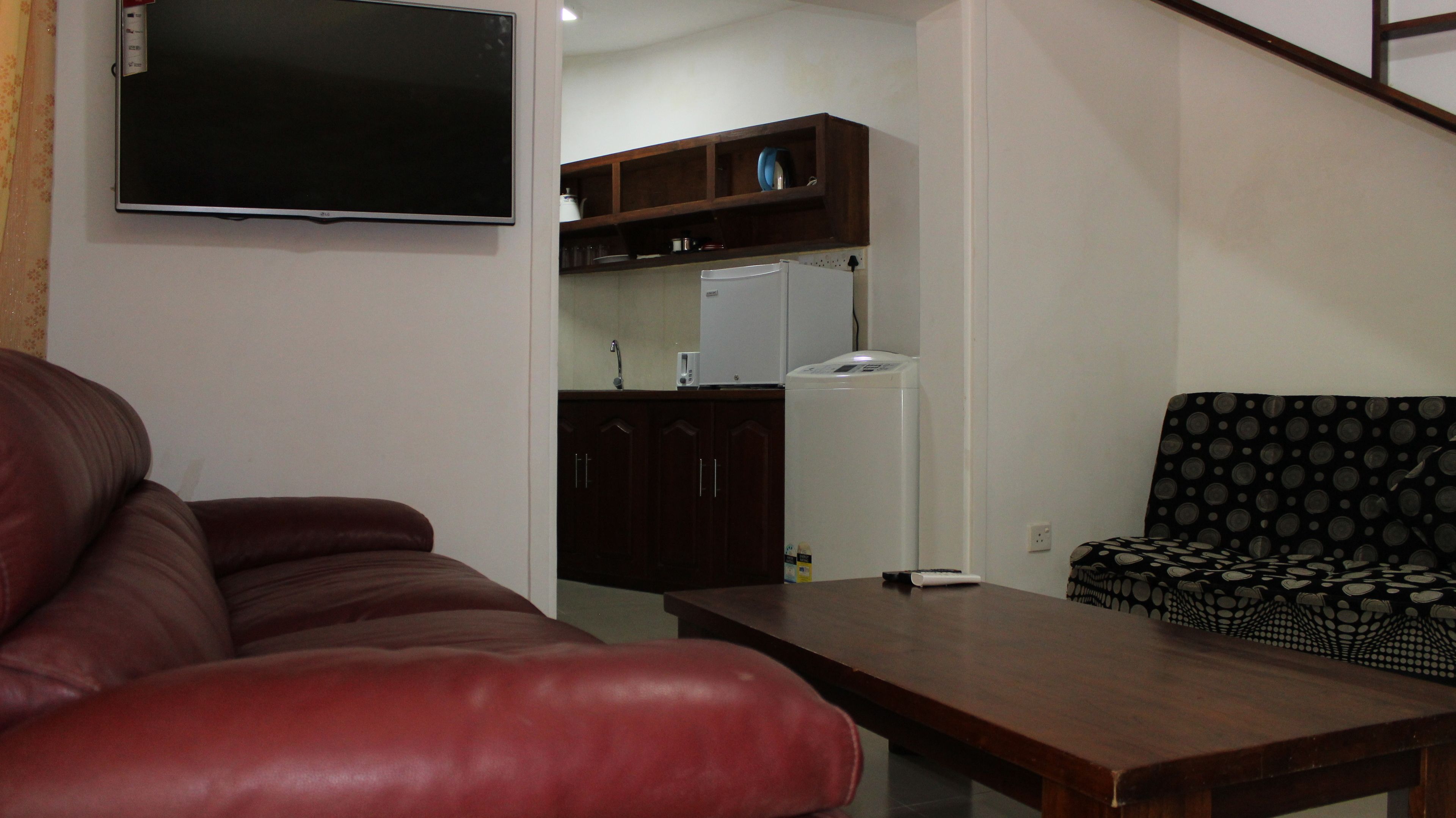 deluxe apartment, 1 bedroom, kitchen, ground floor | living area | 32-inch flat-screen tv with cable channels, tv