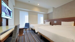 A hotel room with a bed, a desk, a chair, a television, and a window. - Keio Presso Inn Tokyo Station Yaesu (Tokyo)