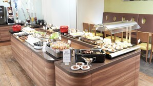 A buffet area with various food items and a live kitchen sign. - Keio Presso Inn Tokyo Station Yaesu (Tokyo)