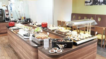 朝食 (ビュッフェ)、毎日提供 (1 名様 1800 JPY)