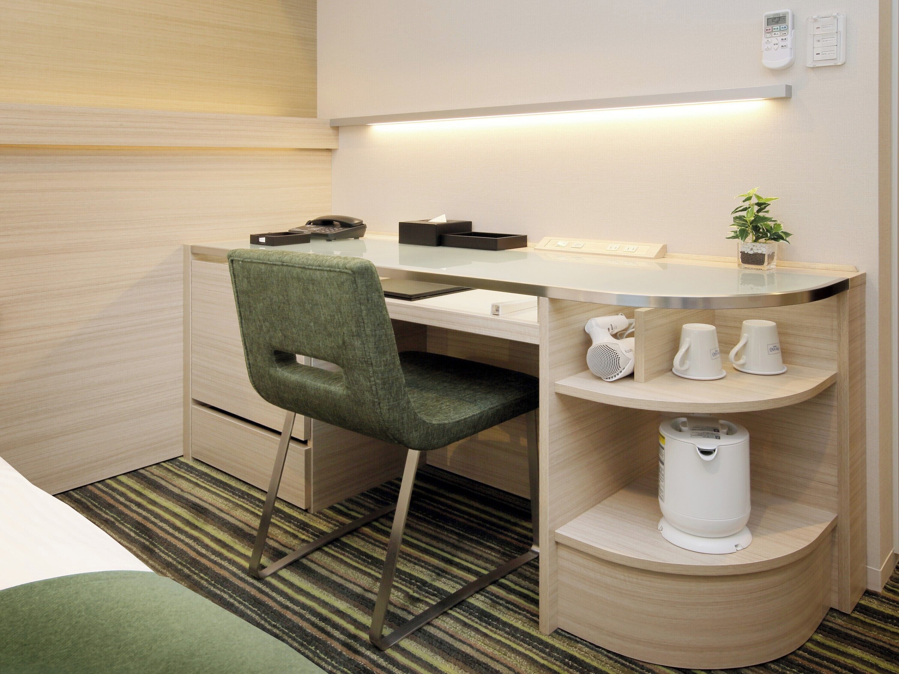 in-room safe, desk, free wifi