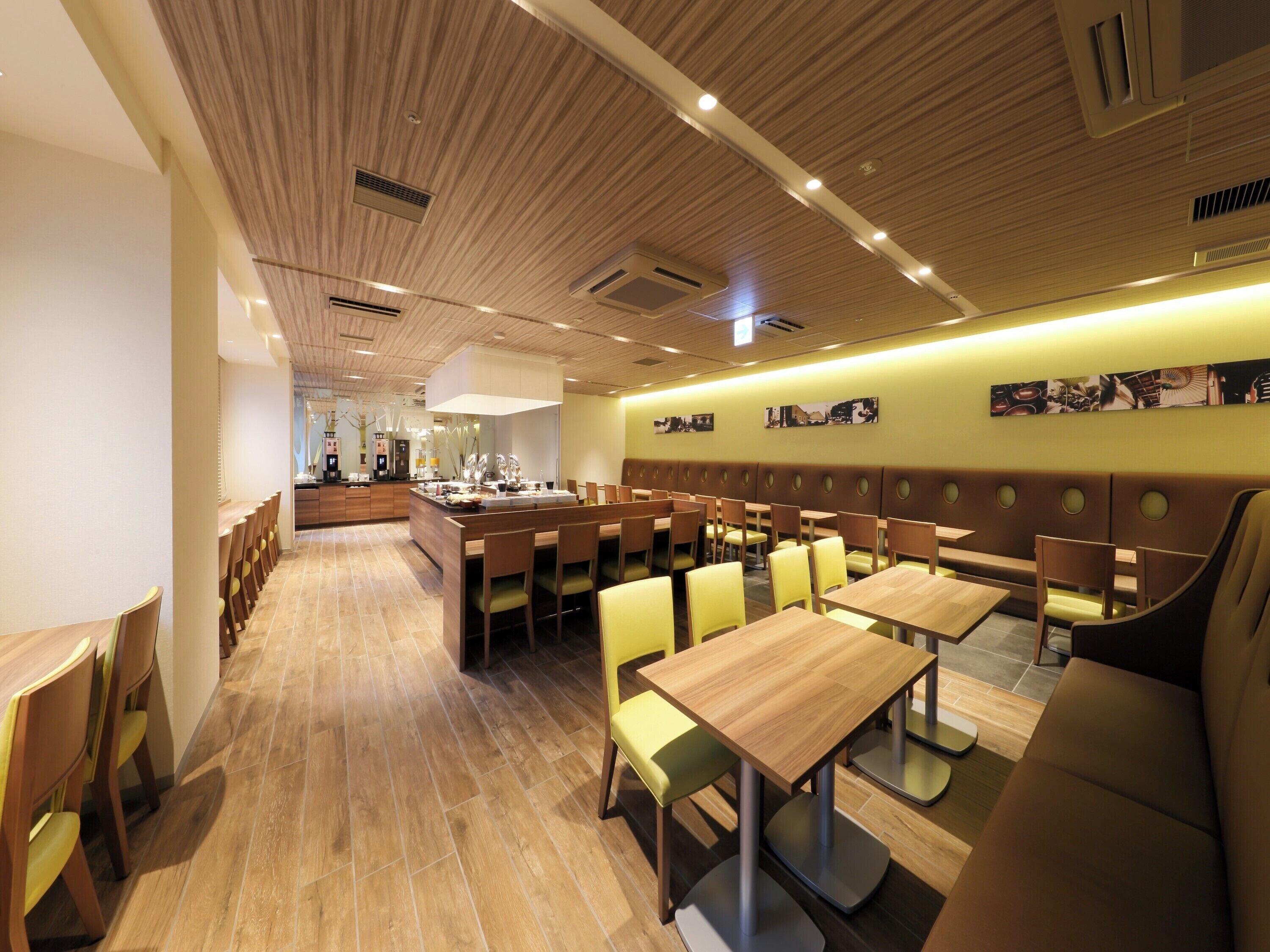 daily buffet breakfast (jpy 1800 per person)