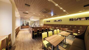 Tägliches Frühstücksbuffet (1800 JPY pro Person)