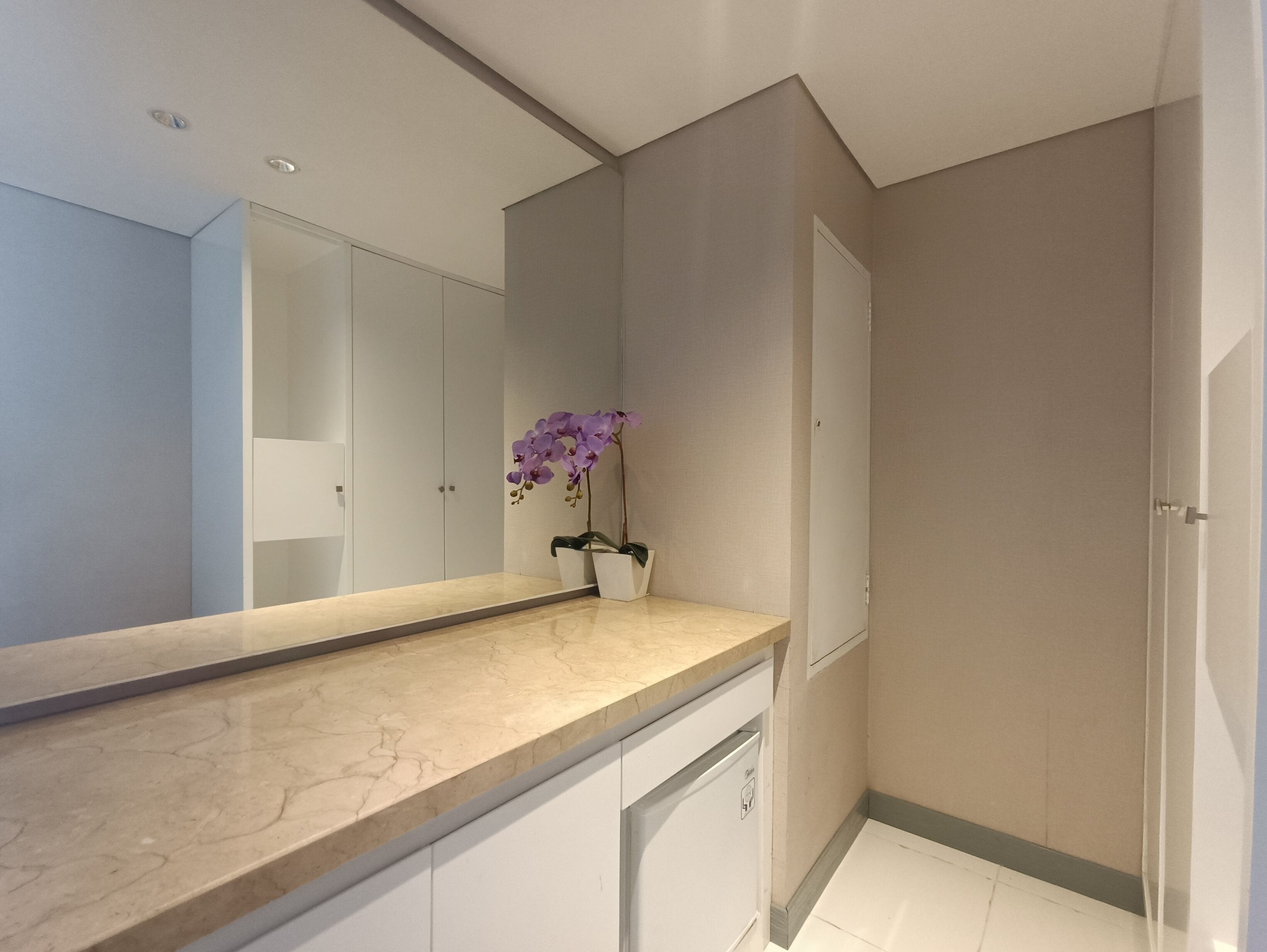 deluxe suite | living area | 32-inch led tv with cable channels, tv