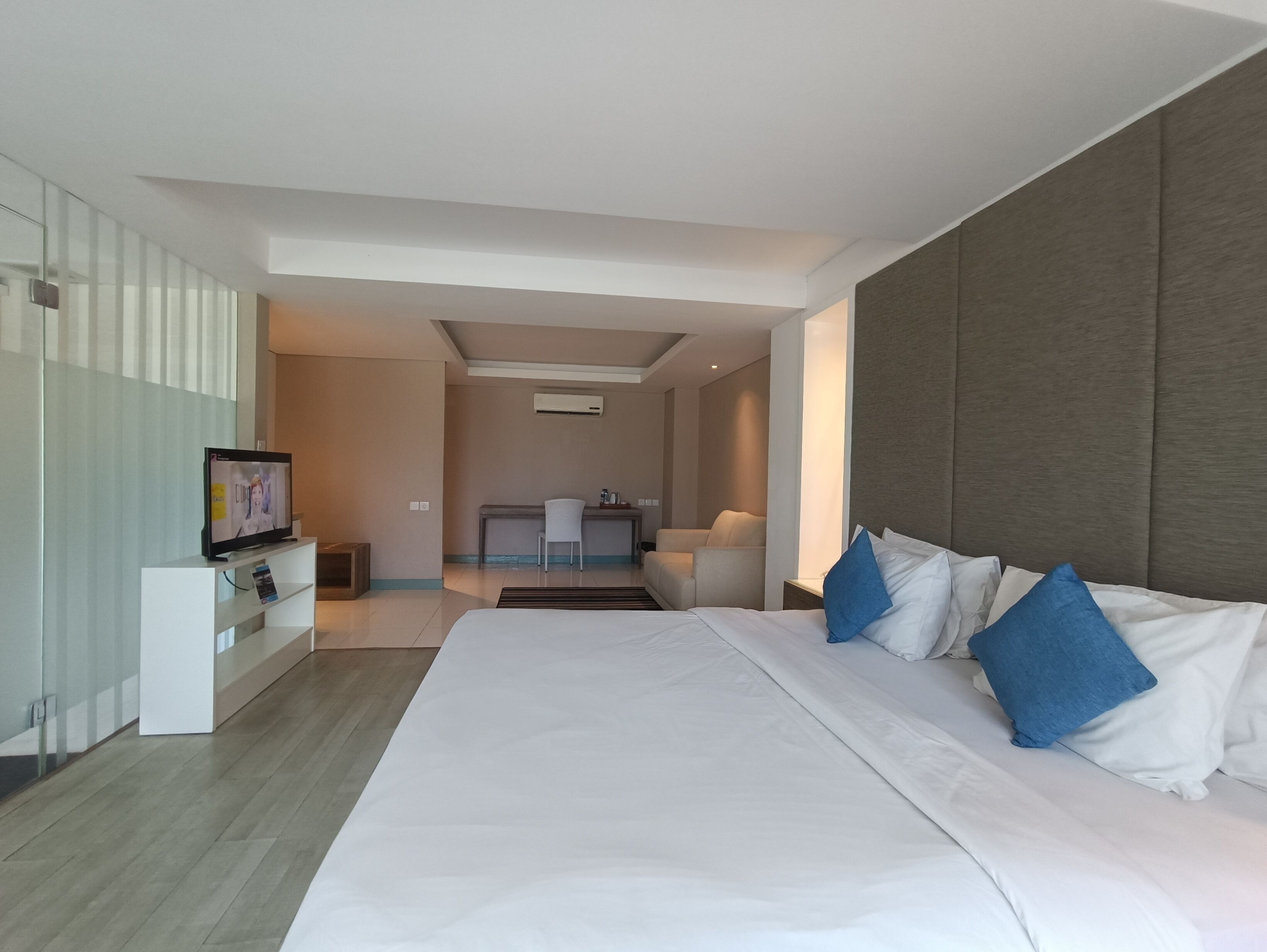 deluxe suite | 1 bedroom, premium bedding, minibar, in-room safe