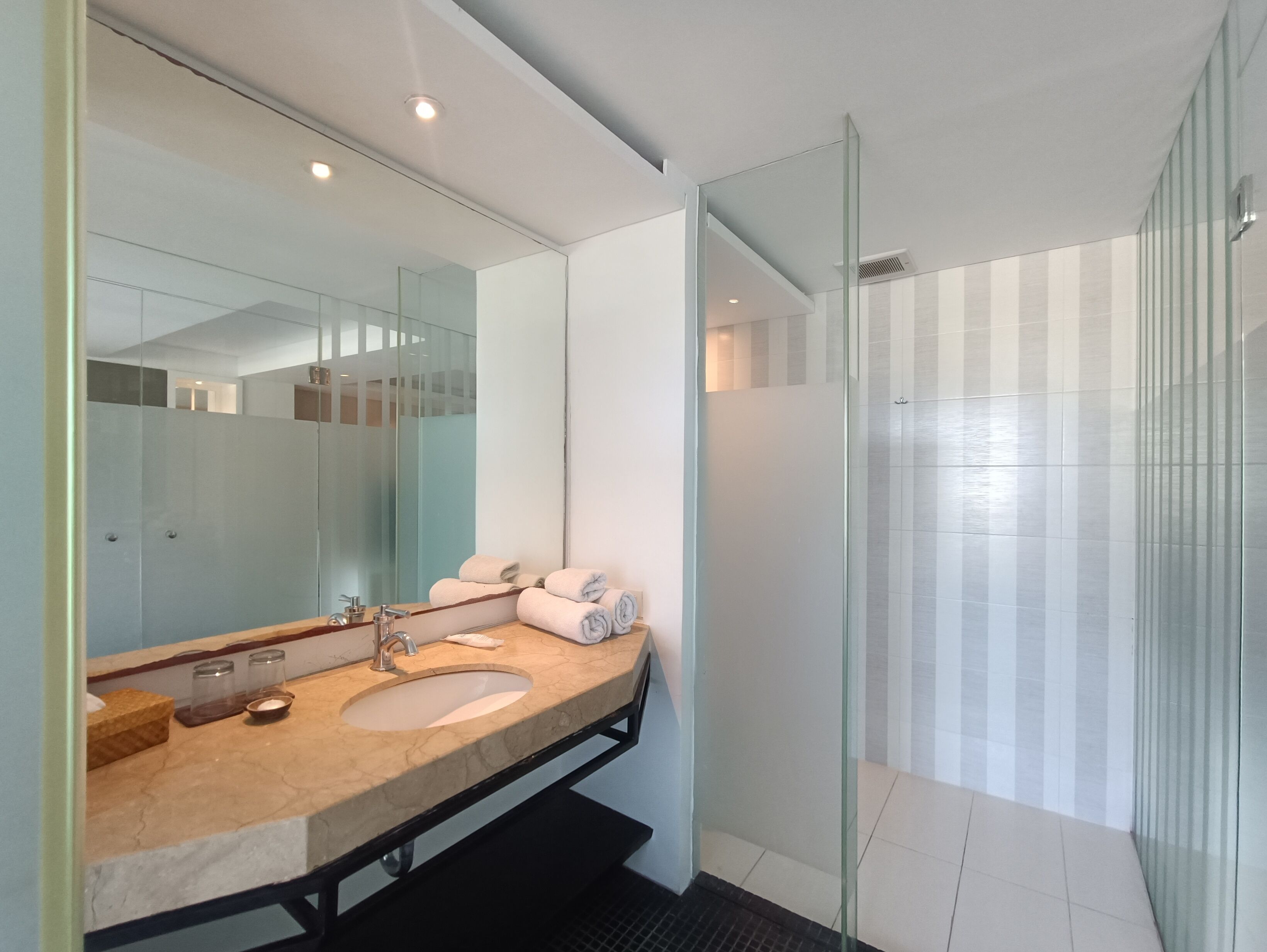 deluxe suite | bathroom | free toiletries, hair dryer, slippers, towels