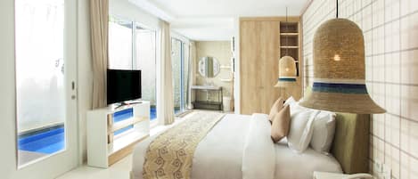 Una habitación de hotel moderna con una cama grande, televisión, escritorio con espejo y vista a la piscina.