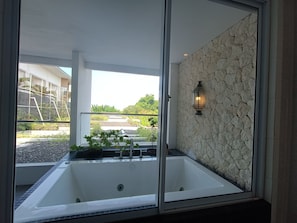 Deluxe Suite | Bathroom