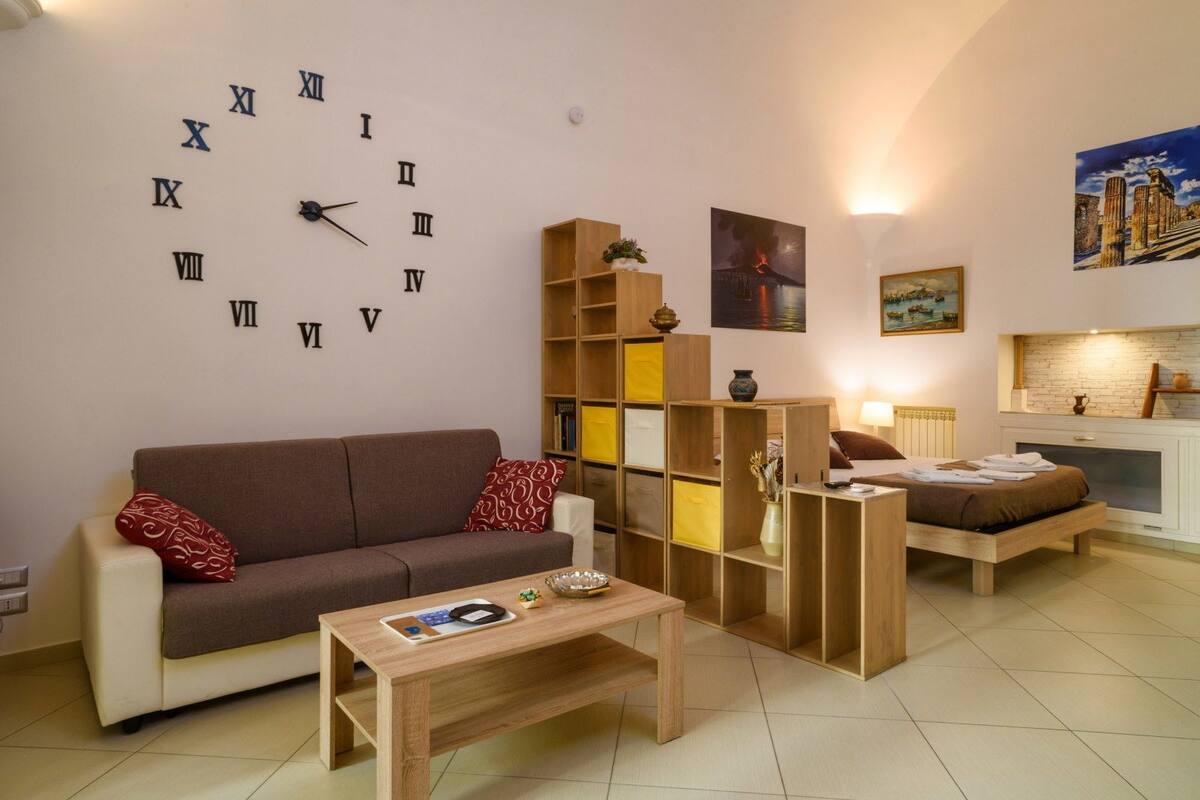 Suite, en-suite badkamer | Een minibar, een kluis op de kamer, een bureau, geluiddichte muren
