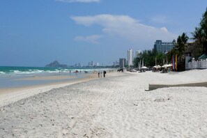 บนชายหาด