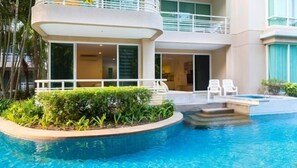 4-Bedroom Apartment with Pool Access | ลานระเบียง/นอกชาน