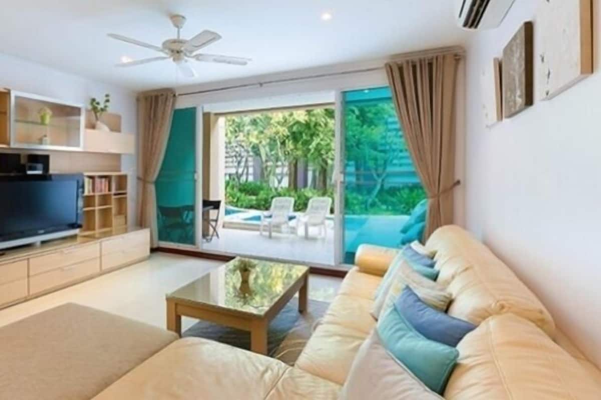 4-Bedroom Apartment with Pool Access | Vardagsrum | 32-tums platt-tv med kabelkanaler, tv och dvd-spelare