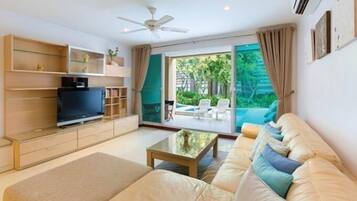 4-Bedroom Apartment with Pool Access | Living room