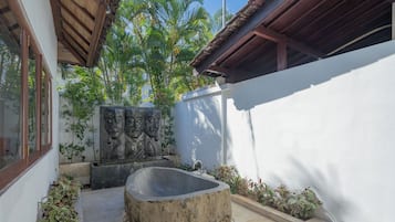 Deep-soaking bathtub