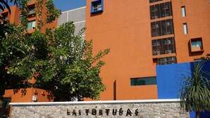 Un edificio con fachada de piedra y un letrero que dice "LA STORTUGAS".