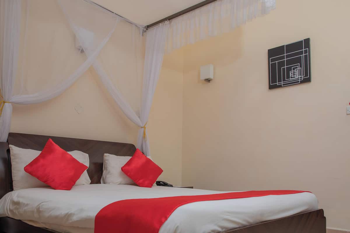 5 bedrooms, Egyptian cotton sheets, premium bedding, desk