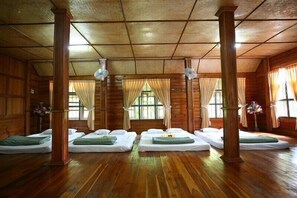 Meja kerja dan Wi-Fi gratis