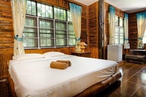 办公桌、免费 WiFi