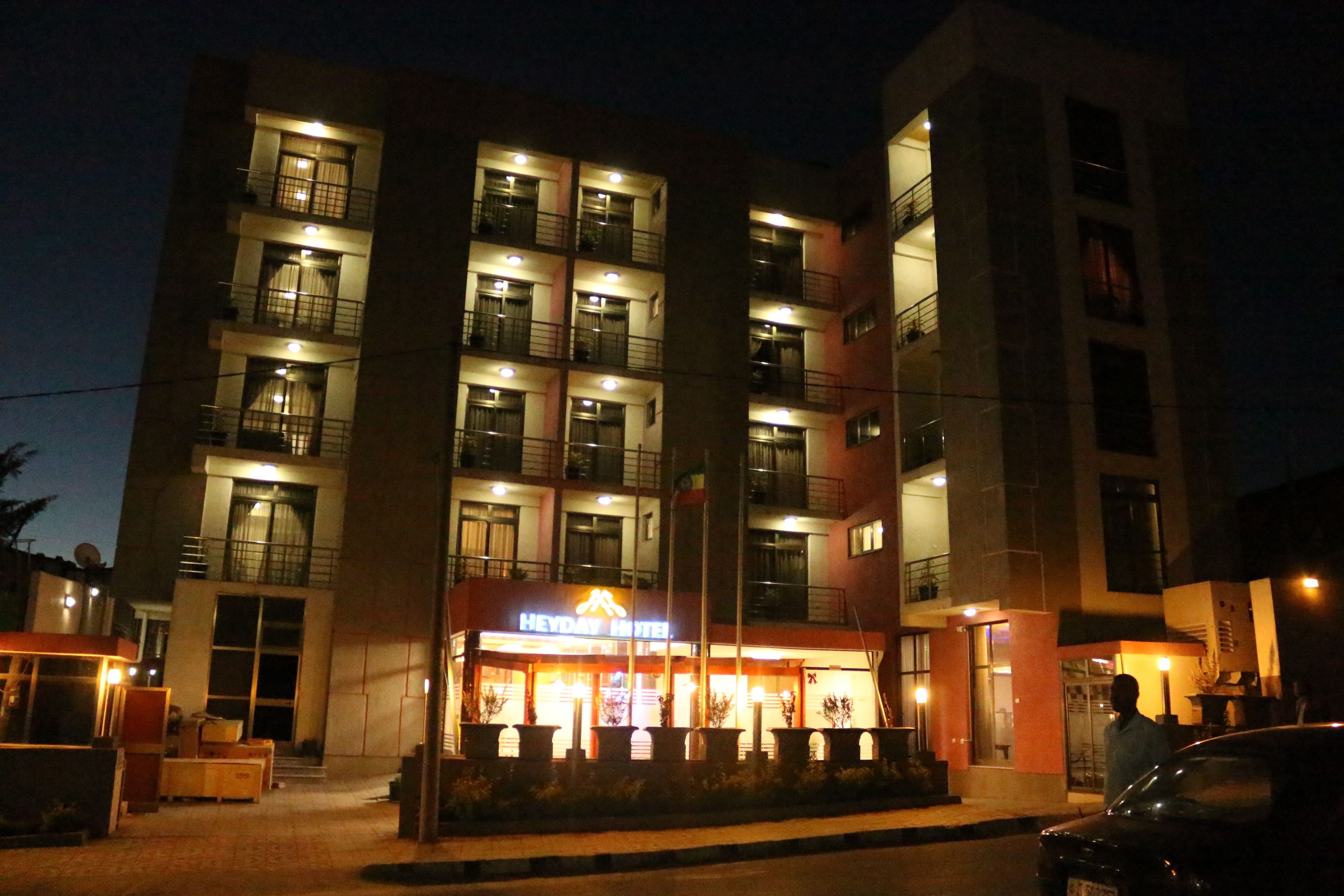 Fachada de la propiedad por la tarde o noche