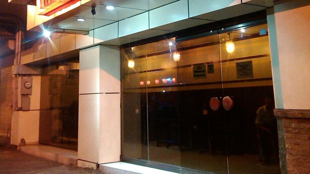Un edificio con un letrero que dice 'The Loft Inn'.