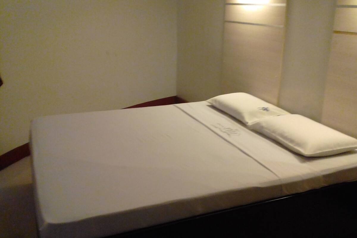 Economy Room | Desk, iron/ironing board (on request), WiFi (free)