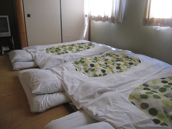 Soundproofing, iron/ironing board, free WiFi, bed sheets - Business Hotel Hayashiso (Miyazaki)