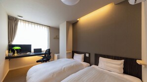 A hotel room with two beds, a desk with a computer, a lamp, and a window with curtains. - Business Hotel Hayashiso (Miyazaki)