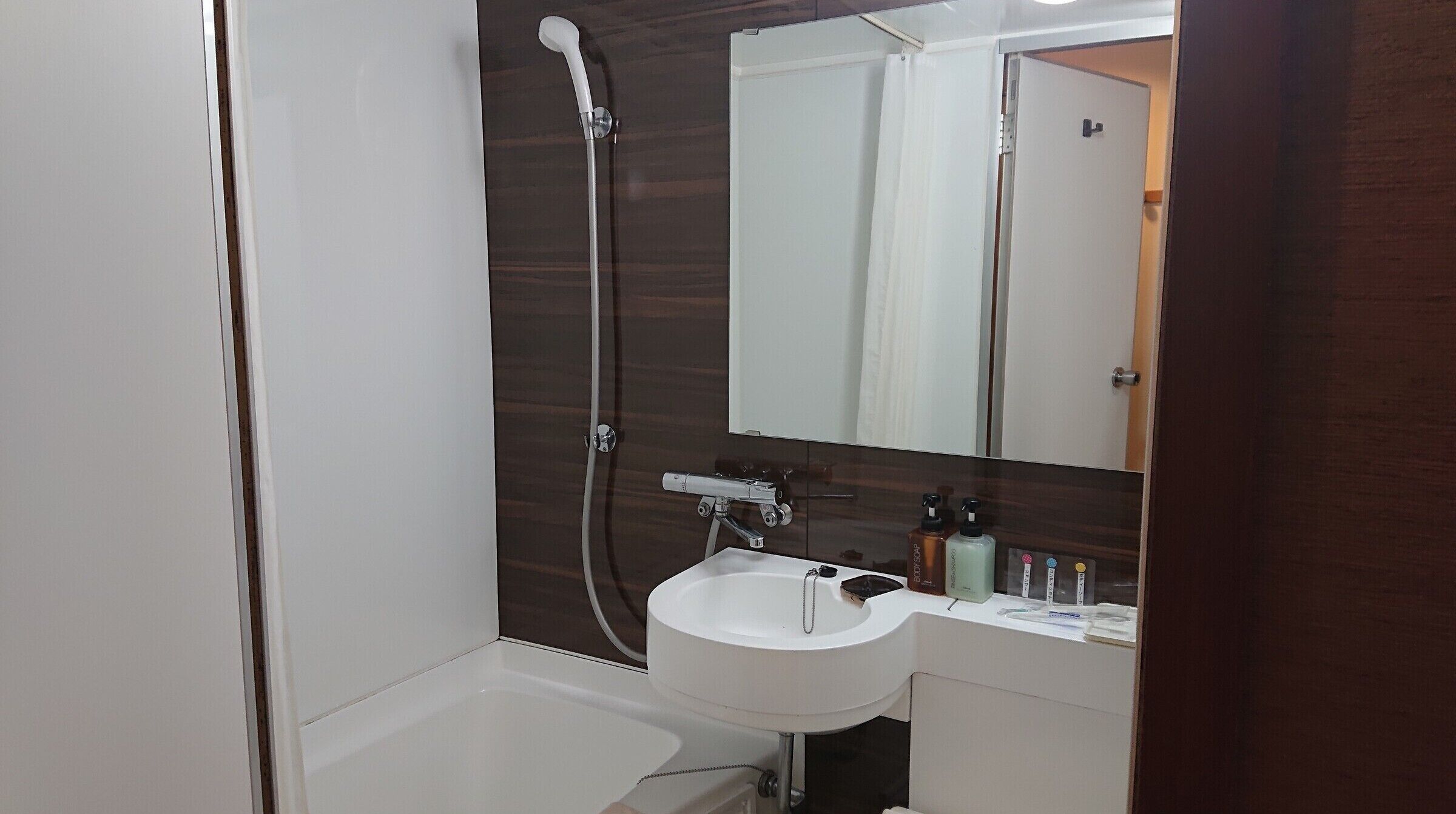 セミダブルルーム 喫煙可 | バスルーム | シャワー付き浴槽、バスアメニティ (無料)、ヘアドライヤー、スリッパ