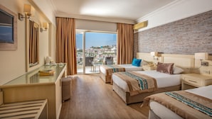 Une chambre d’hôtel avec deux lits, un bureau, une chaise, une table en verre et une vue sur la ville.
