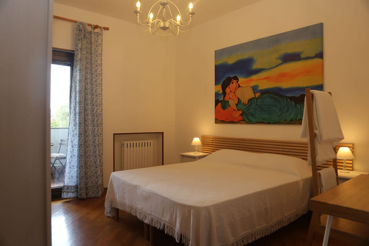 Comfort driepersoonskamer (Cantatore) (External bathroom) | Een bureau, een strijkplank/strijkijzer, gratis wifi, beddengoed