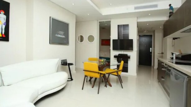 Apartment, 2 Bedrooms | Ruang tamu | TV skrin rata 