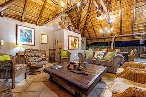 Flat-screen TV - Mhlati Guest Cottages (Nkomazi)