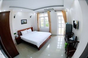 Premium bedding, down duvets, free minibar items, desk - Binh Minh Hotel Ninh Binh (Ninh Binh)