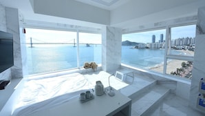 Premium Double Room, Ocean View | Peralatan tempat tidur premium, peti besi dalam bilik 
