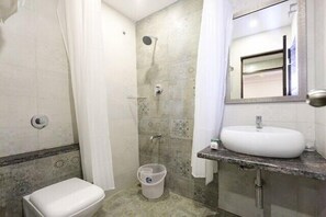 Phòng đôi Exclusive, quang cảnh thành phố | Phòng tắm | Buồng tắm vòi sen, đồ dùng nhà tắm miễn phí, khăn tắm