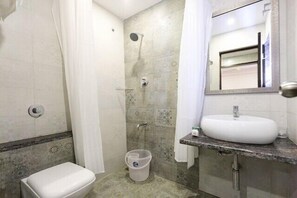 Quarto casal exclusivo, vista para a cidade | Banheiro | Chuveiro, produtos de toalete grátis, toalhas de banho 