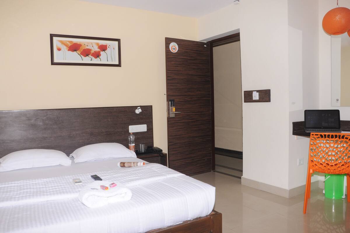 Phòng đôi Exclusive, quang cảnh thành phố | 1 phòng ngủ, két bảo mật tại phòng, bàn, bàn ủi/dụng cụ ủi quần áo
